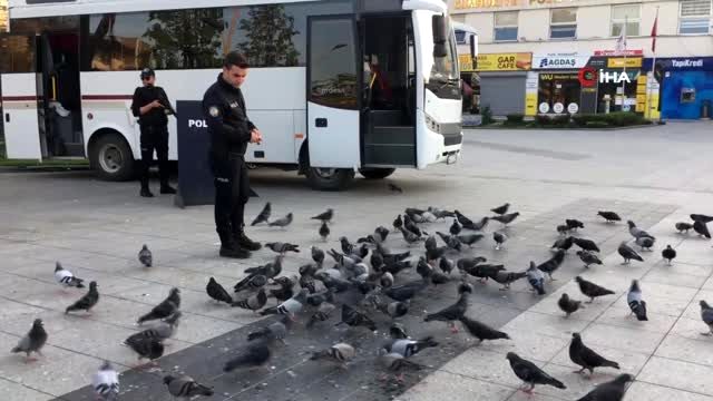 Sakarya Gar Meydanı'nda görev yapan polisten duyarlı hareket