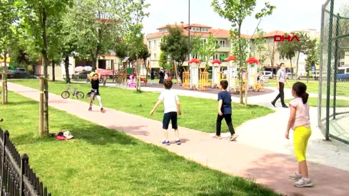 Sakarya'da çocuklar sokak ve parklara akın etti