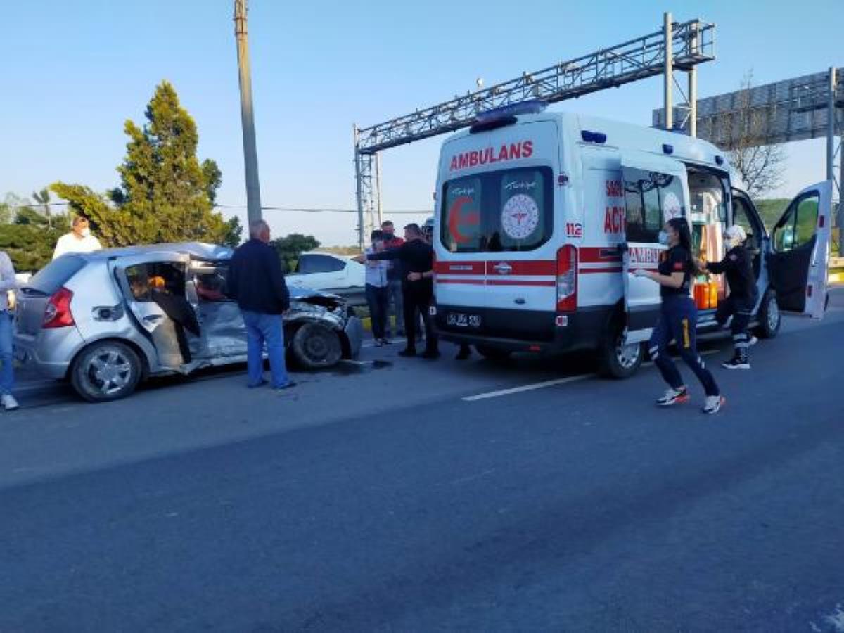 Sakarya'da iki otomobil kavşakta çarpıştı: 1 ölü, 3 yaralı