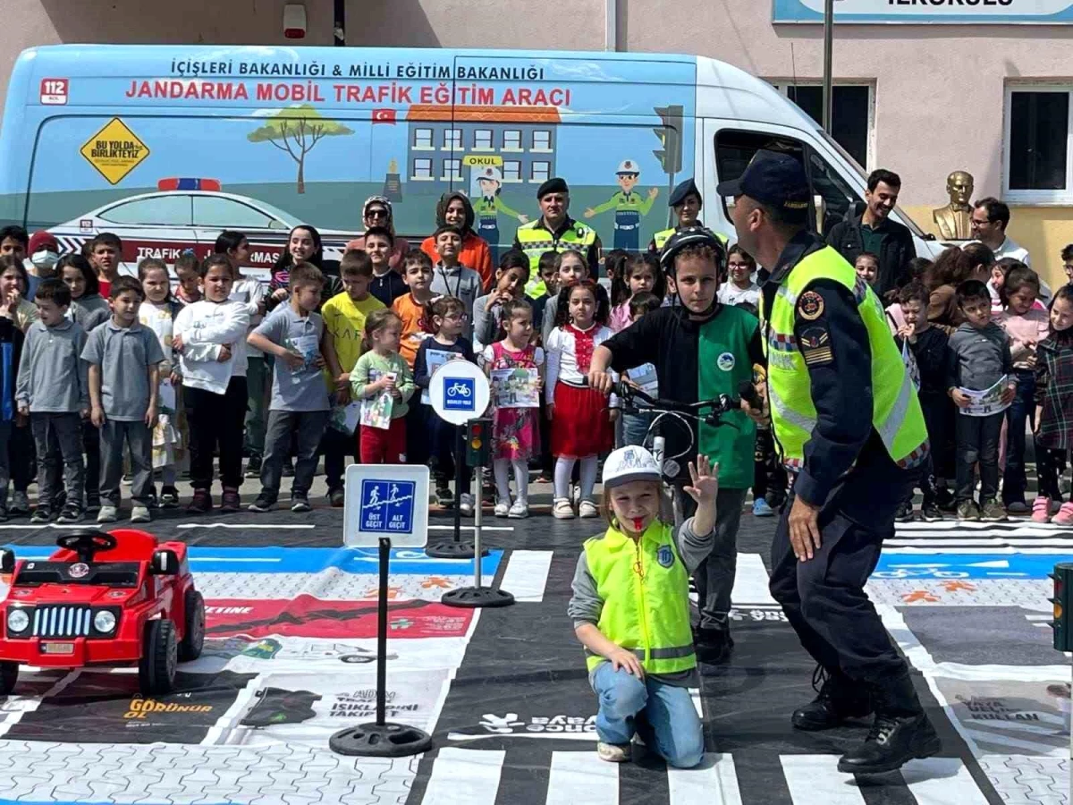 Sakarya'da Jandarma Ekipleri 313 Öğrenciye Trafik Güvenliği Eğitimi Verdi