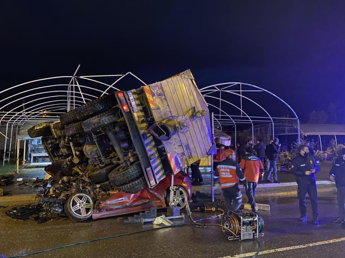 Sakarya'da kamyon, 2 aracın üzerine devrildi: 1 ölü, 3 yaralı