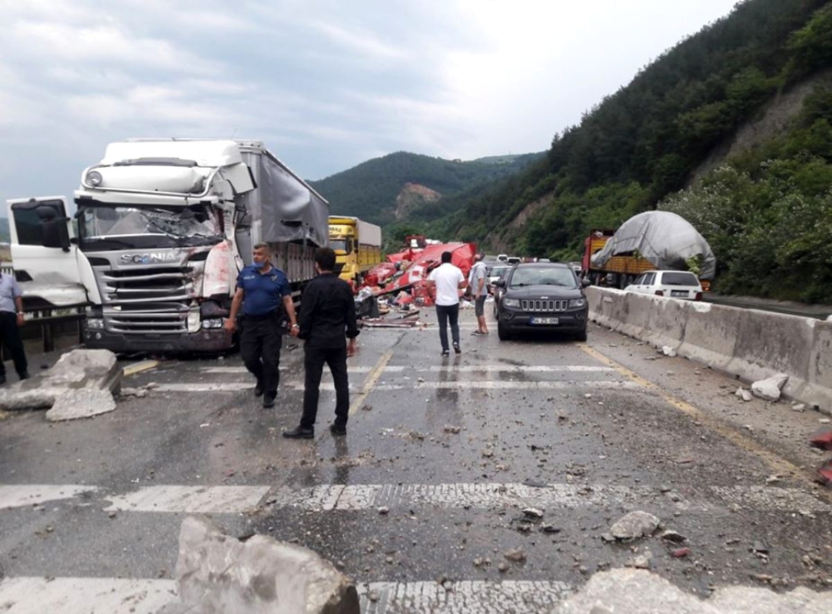 Sakarya'da tır ortalığı savaş alanına çevirdi: 5 yaralı