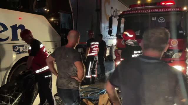 Sakarya'da yolcu otobüsünün tıra çarpması sonucu 25 kişi yaralandı - Son Dakika