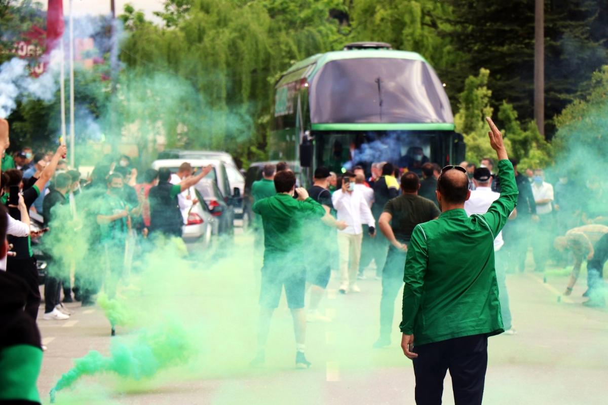 Sakaryaspor yarı finale meşaleler ile uğurlandı