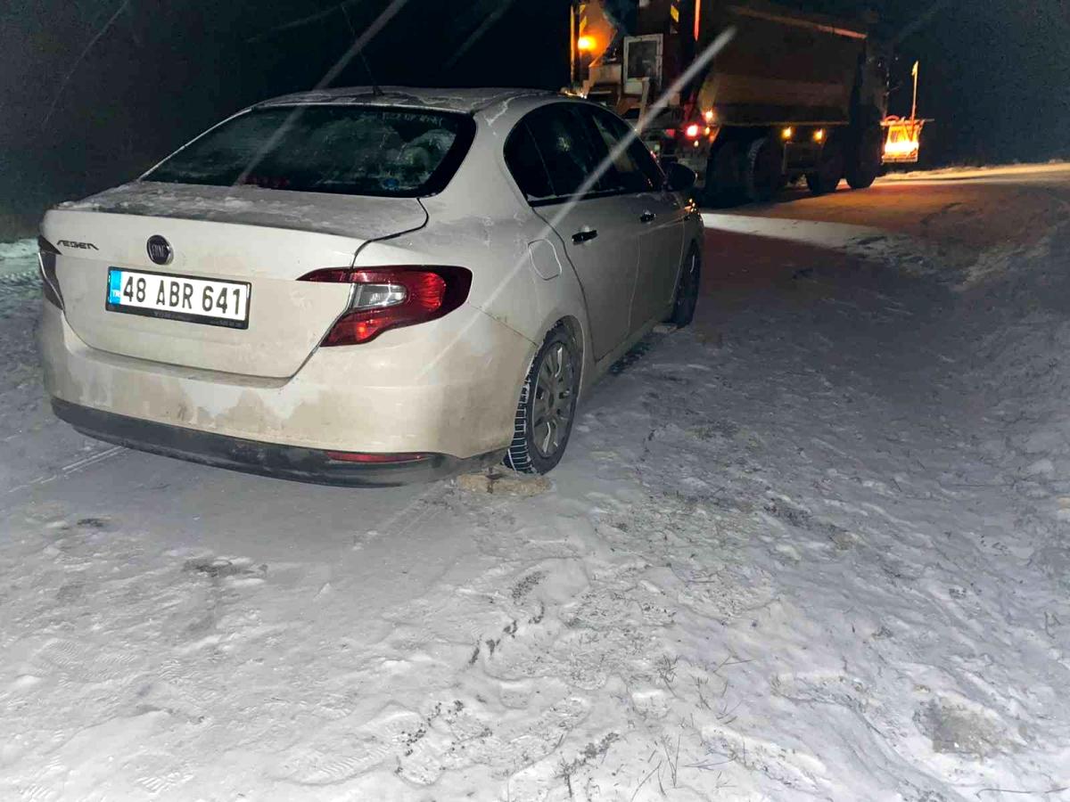 Son dakika yerel: Karla kaplı yolda mahsur kalan 4 kişilik aile jandarma tarafından kurtarıldı