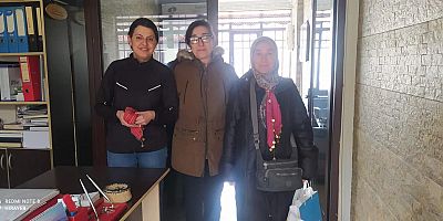CHP li Kadınlar Fular Dağıttı