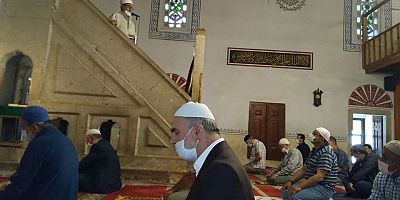 Cuma Namazı camilerde kılındı