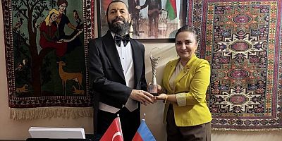 Dünyaca Ünlü Yazar Akif Manaf’a Anlamlı Ödül: “Barış Sanatı Ödülü”