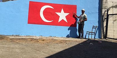 Evinin duvarına Türk bayrağı resmetti