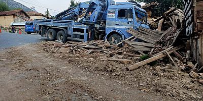 FRENİ BOŞALAN VİNÇ SAMAN BALYALARINA ÇARPARAK DURABİLDİ