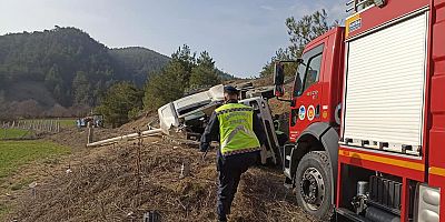 Araç şarampole yuvarlandı. Sürücü zor kurtarıldı