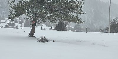  Kar Yağışı Karagöl Yaylası’nı Beyaza Bürüdü