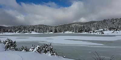 Karagöl Yaylası'ndaki göletin yüzeyi buz tuttu