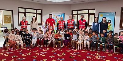 KIZILAY TARAKLI TEMSİLCİLİĞİNİN ÇOCUKLARI SEVİNDİREN İKRAMI