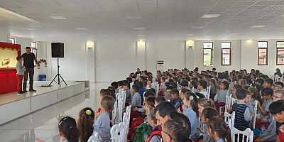 Öğrencilere “Karagöz Göklerde” Gölge Oyunu