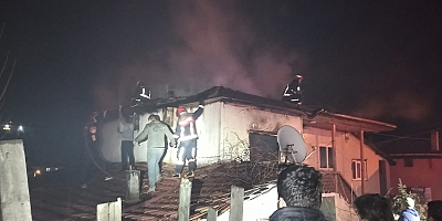 Sakarya'da iki katlı ahşap evin de yangın çıktı.