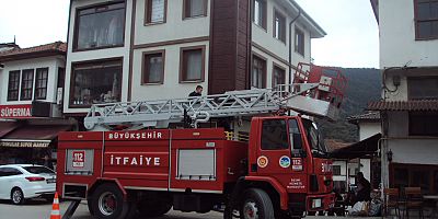 Taraklı’da Çatıda Mahsur Kalan Kedi İtfaiye Tarafından Kurtarıldı