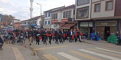 TARAKLI’DA CUMHURİYET COŞKUSU SİREN SESLERİ VE TÜRK BAYRAKLARIYLA TAÇLANDI