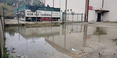 Taraklı’da Kapalı Spor Salonu Önü Yağmurda Gölete Dönüyor