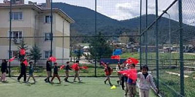 Taraklı’da “Maarifin Kalbinde Çocuk” Temalı Bayrak Yürüyüşü Coşkusu