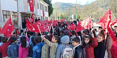 Taraklı’da Okul Bahçelerinde Bayrak Coşkusu