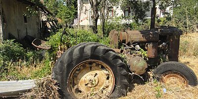 Taraklı'da Tarihe Tanıklık Eden Traktör Bahçede Kaderine Terk Edilmiş Duruyor