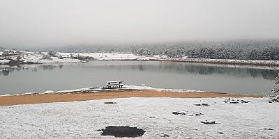 Taraklı’da yükseklerde kar yağışı görüldü.