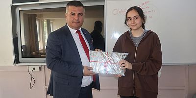 TARAKLI İLÇE MİLLİ EĞİTİM MÜDÜRÜ REMZİ YETKİN'DEN DURU AYDEMİR'E TEBRİK VE HEDİYE