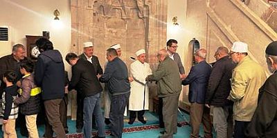 Taraklı Kaymakamı Turgay Tarık,Yunuspaşa Camii’nde vatandaşlarla bayramlaştı.