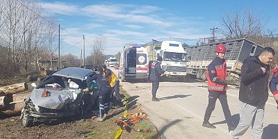 Tır ile kafa kafaya çarpışan otomobilin sürücüsü hayatını kaybetti
