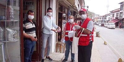 Türk Kızılayı Taraklı Gönüllüleri Dükkan Dükkan Gezip maske ve dezenfektan Dağıttı