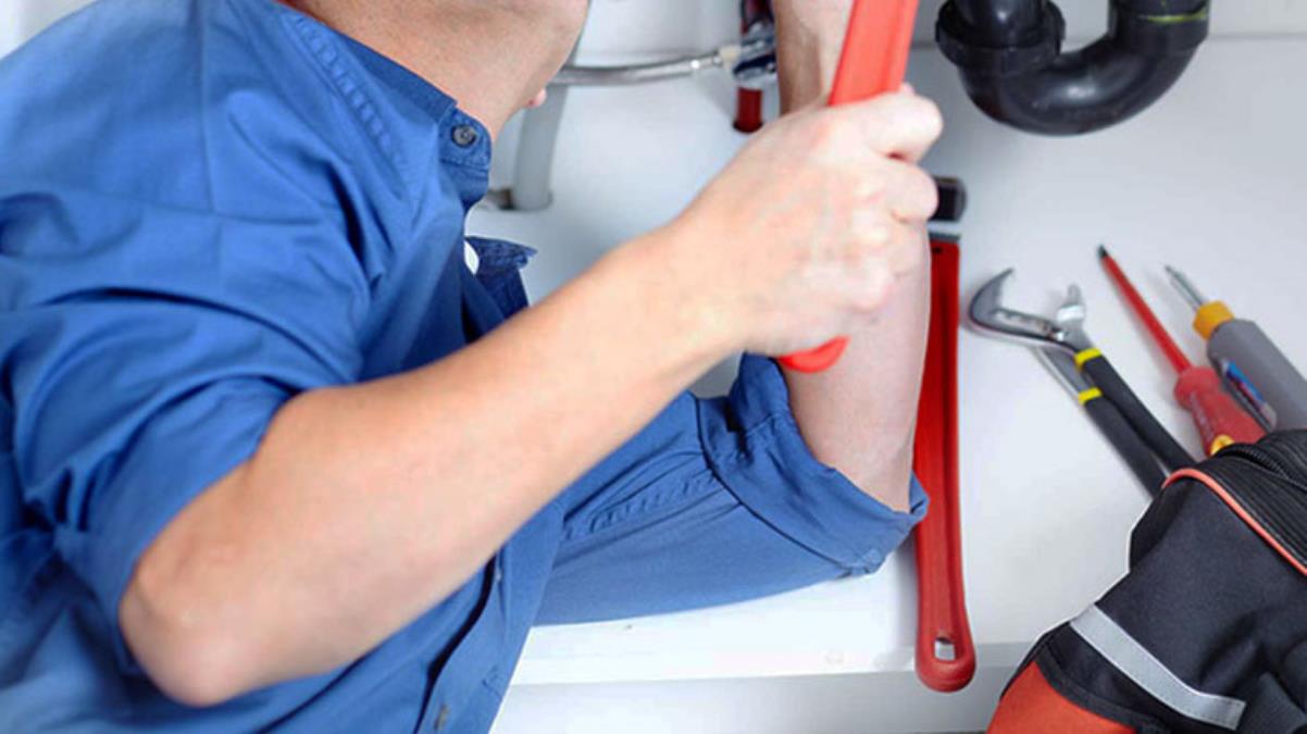 Tamir yapan tesisat ustası, duvardaki delikte saklı 600 bin dolar buldu