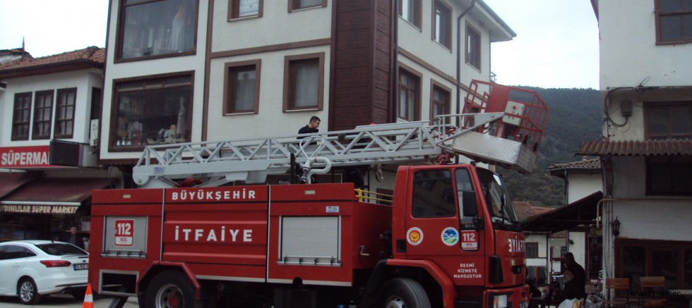 Taraklı’da Çatıda Mahsur Kalan Kedi İtfaiye Tarafından Kurtarıldı