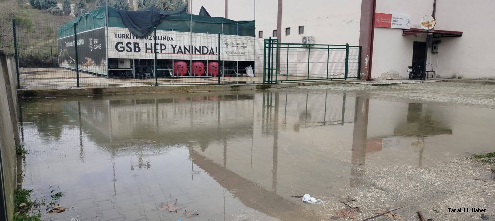Taraklı’da Kapalı Spor Salonu Önü Yağmurda Gölete Dönüyor