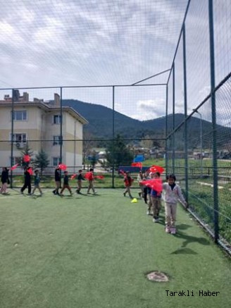 Taraklı’da “Maarifin Kalbinde Çocuk” Temalı Bayrak Yürüyüşü Coşkusu