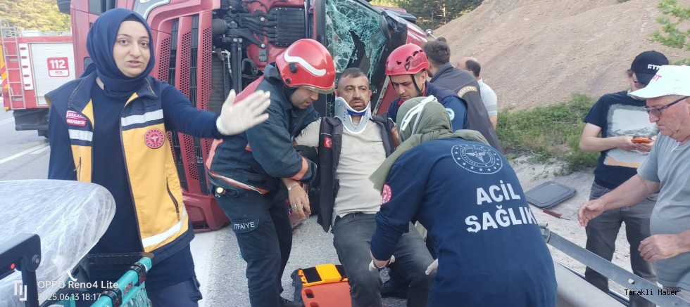 Taraklı-Geyve Yolunda Tır Devrildi: Sürücü Yaralandı