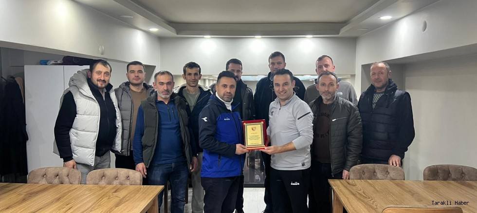 Taraklıspor Yönetiminden Eski Başkan Yavuz Özkul’a Teşekkür Plaketi