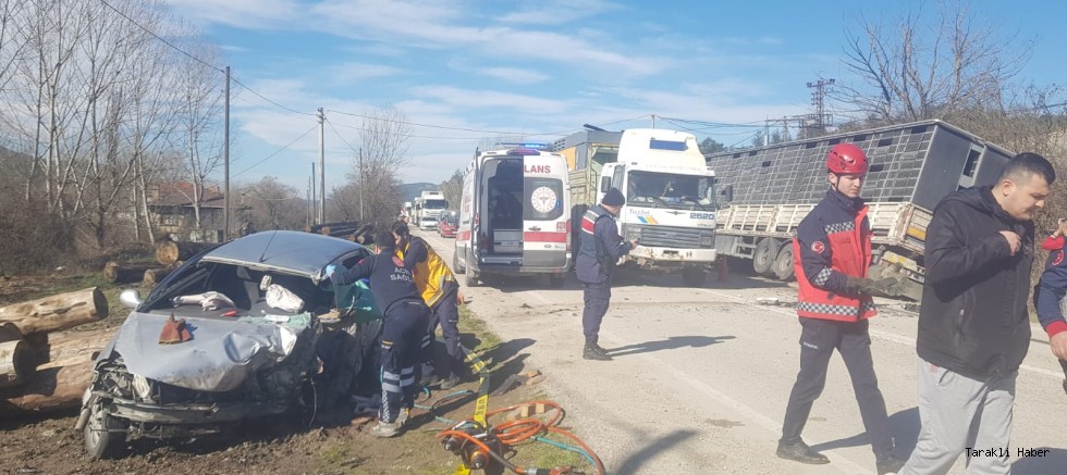 Tır ile kafa kafaya çarpışan otomobilin sürücüsü hayatını kaybetti