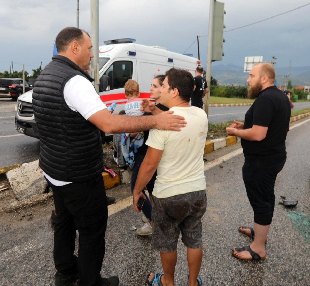 Vali Kaldırım Sakarya'ya gelir gelmez önünde yaşanan kazaya müdahale etti
